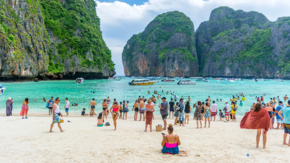 Thailand Maya Bay mit Touristen Foto iStock Dietrich Herlan.jpg
